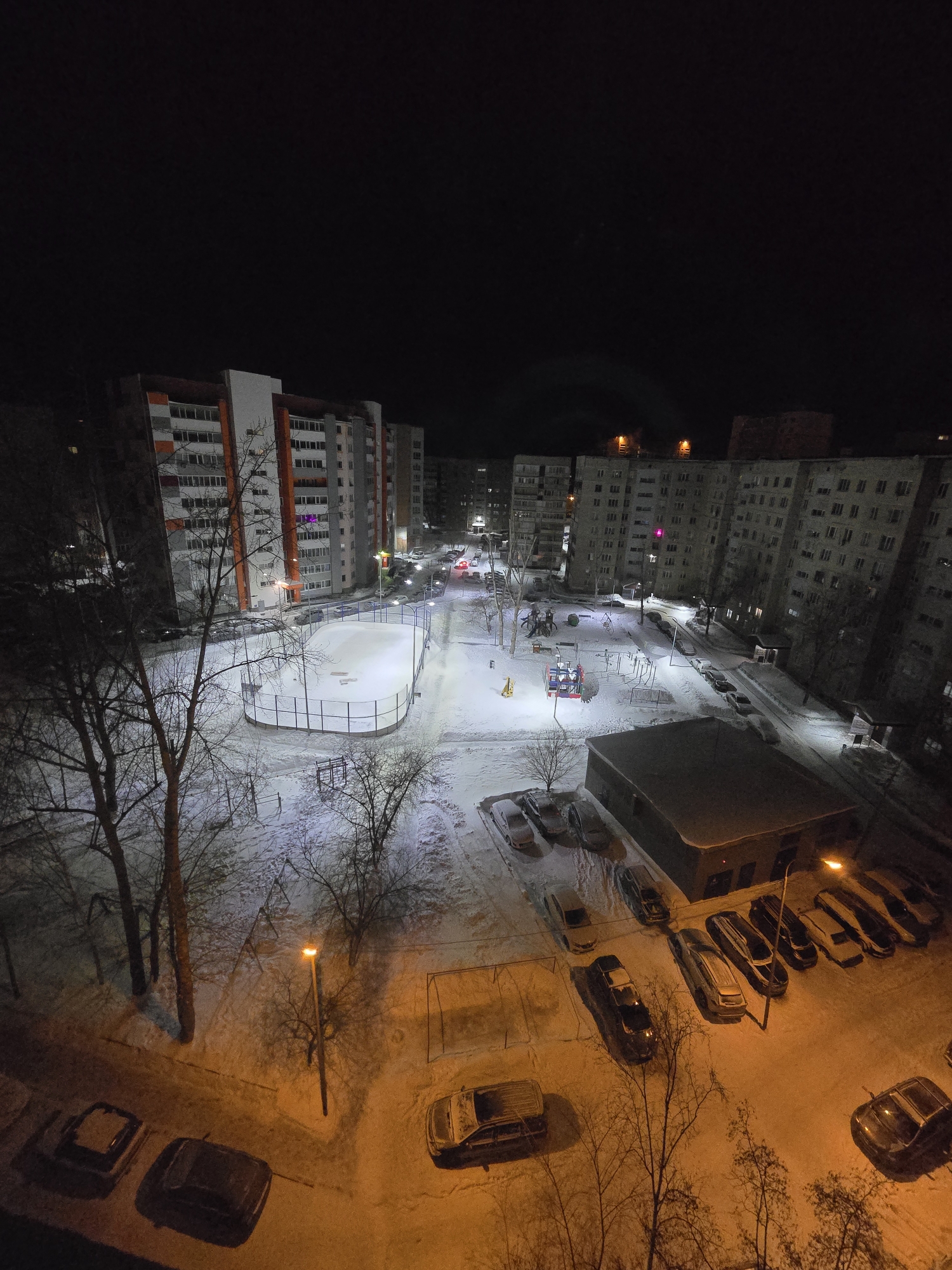 Ночной двор в Тюмени