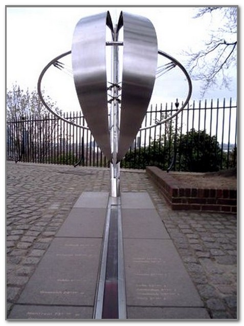 Нулевой меридиан делит. Гринвичский Меридиан в Лондоне. Гринвичская обсерватория Меридиан. Нулевой Меридиан Гринвич. Гринвич Англия нулевой Меридиан.